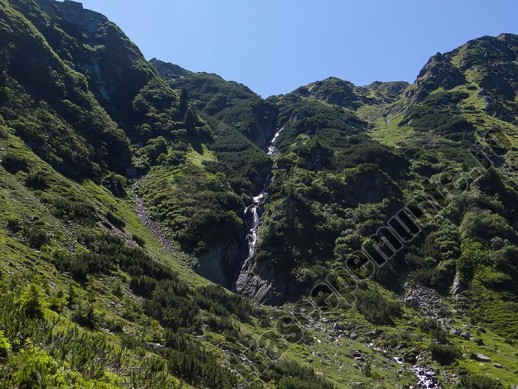 Cascada aproape de Curmatura Pojarnei